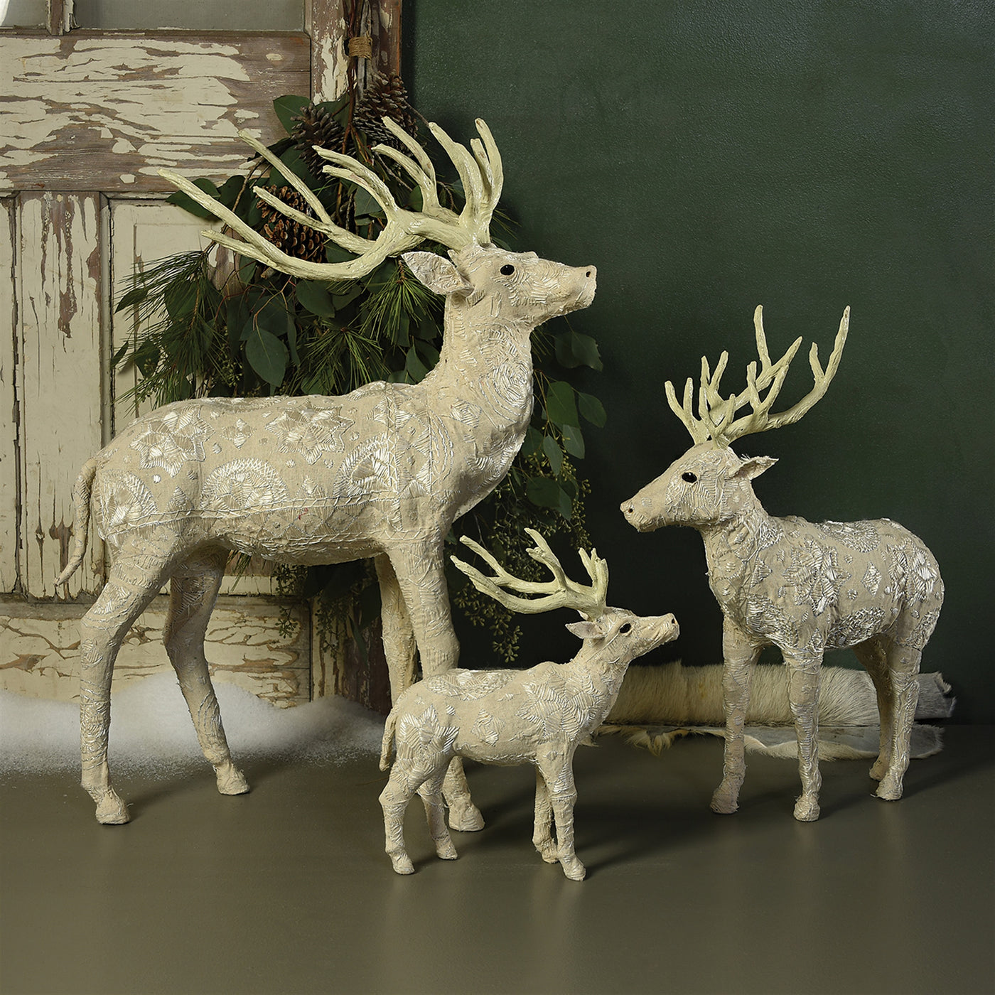 SCANDINAVIAN STAG STANDING - SM - EMBROIDERED WHITE