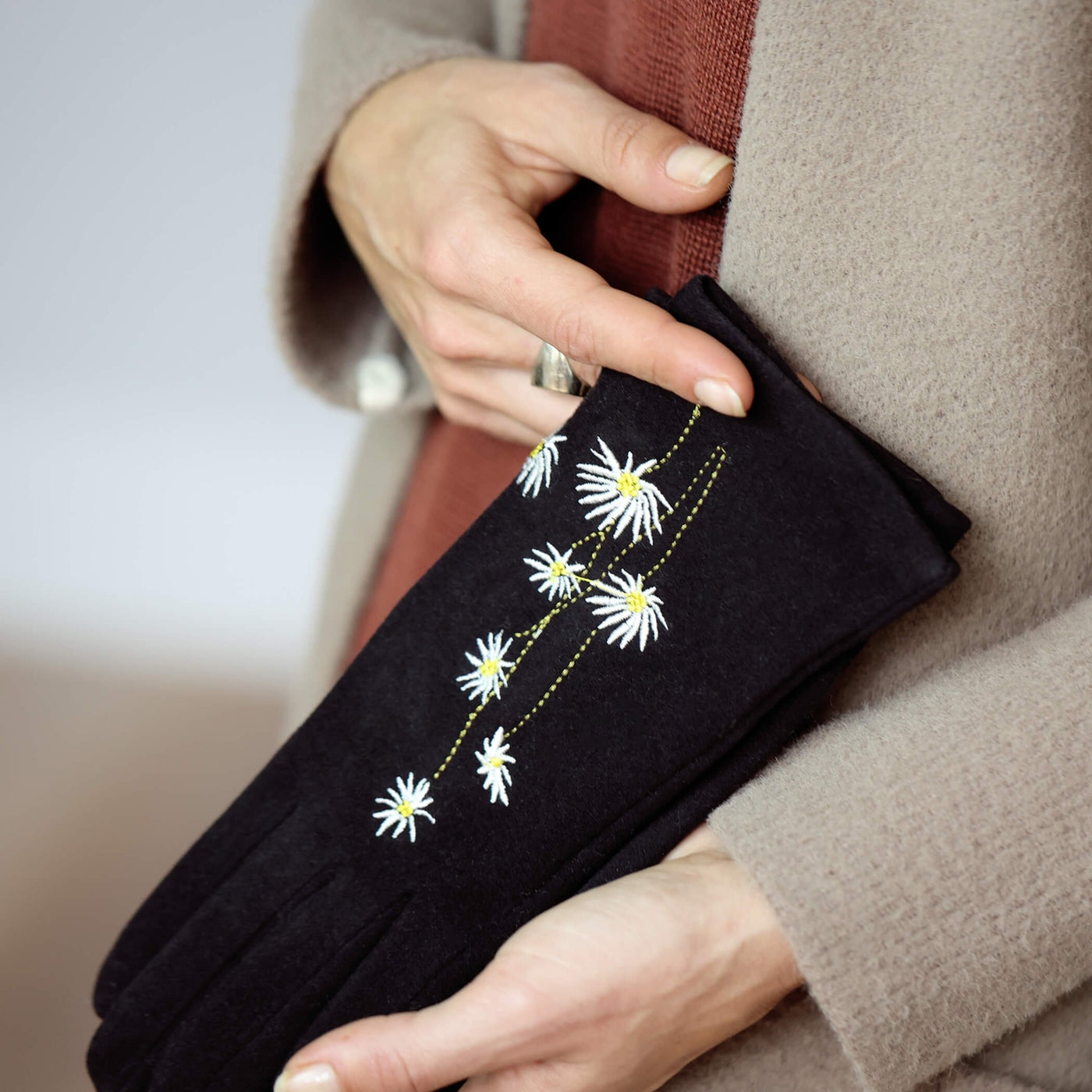 Daisy Flower Embellished Gloves